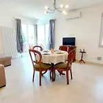 Narcisa View Lake&Pool Apartment